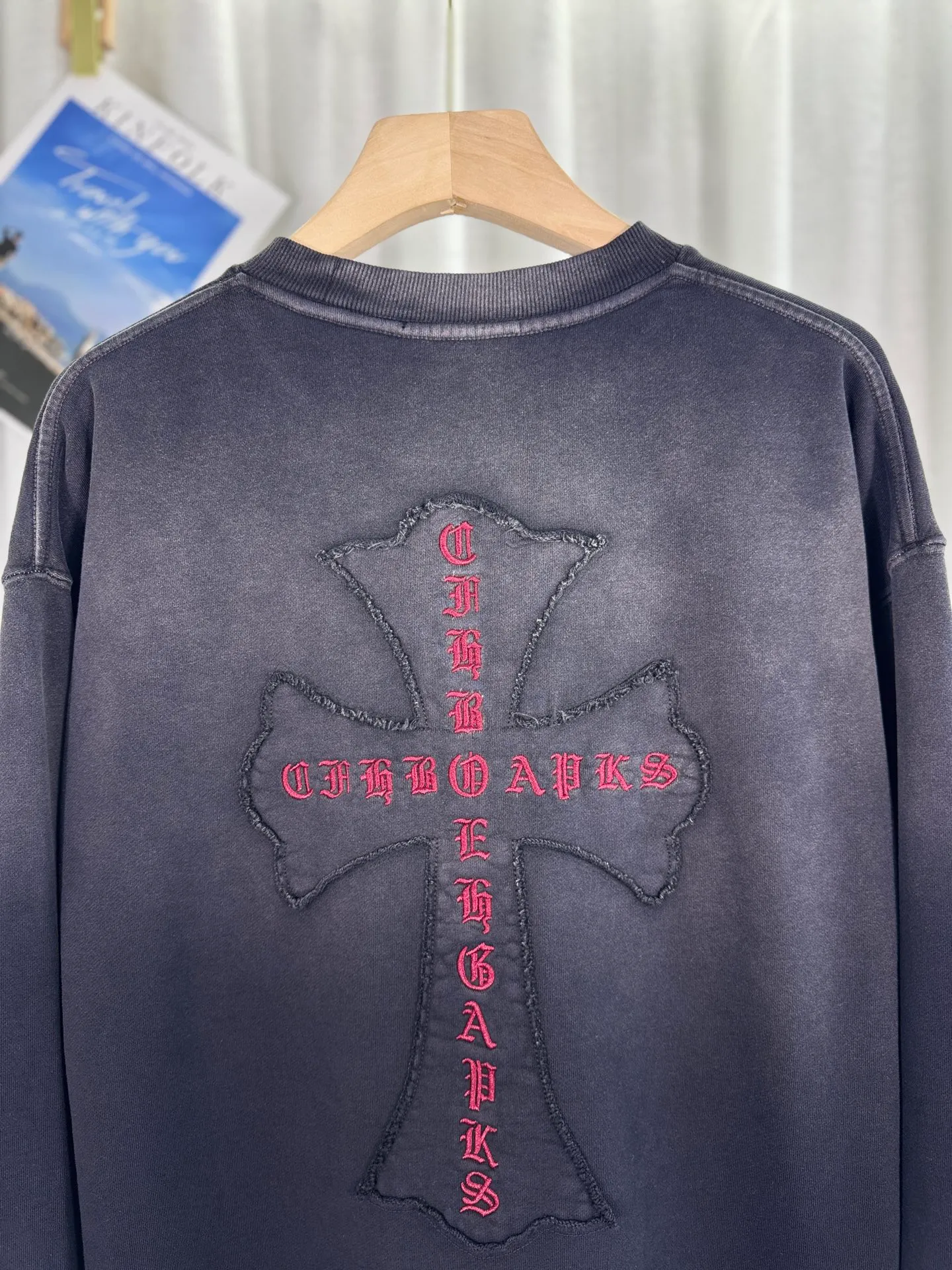 P280 top version, real shot without P, ​​different from market currency) 𝗖𝗵𝗿𝗼𝗺𝗲 𝗛𝗲𝗮𝗿𝘁𝘀/Cro Heart 2025 washed patch embroidery autumn and winter new original single counter American laser burnt 3D three-dimensional color embroidery couple casual sweatshirt 👑The highest version! Customized fabric 420g tripe terry fabric! American acid-washed and distressed original fabric laser burnt ✟appliqué embroidery and exquisite embroidery of letters! The best-selling model in the counter, very comfortable to wear. Accessories: original molded and authenticated collar label➕100% silk wash label. Genuine purchase-grade original hangtag➕matching hanging rope➕3D hanging beads➕original packaging bag. Craftsmanship: The original version has consistent wiring! The highest version of the armhole matching technique! Color: Rose Black Size: S M L XL Style Number: 25-308